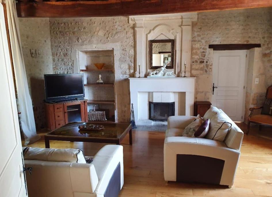 French Farmhouse Retreat With Pool & Superb Views. Blanzac  Zewnętrze zdjęcie