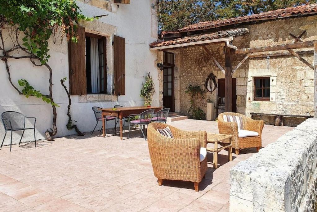 French Farmhouse Retreat With Pool & Superb Views. Blanzac  Zewnętrze zdjęcie
